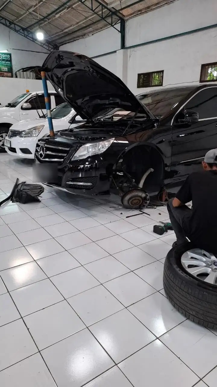 Bongkar suspensi Mercedes-Benz SUV