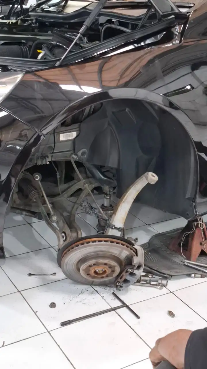 Hub dan lengan suspensi saat strut dilepas