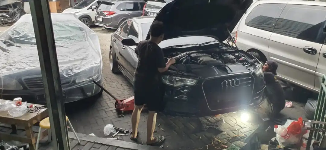 Pengerjaan Audi di area bengkel
