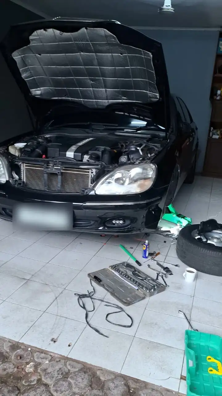 Mercedes-Benz sedan, roda depan dilepas